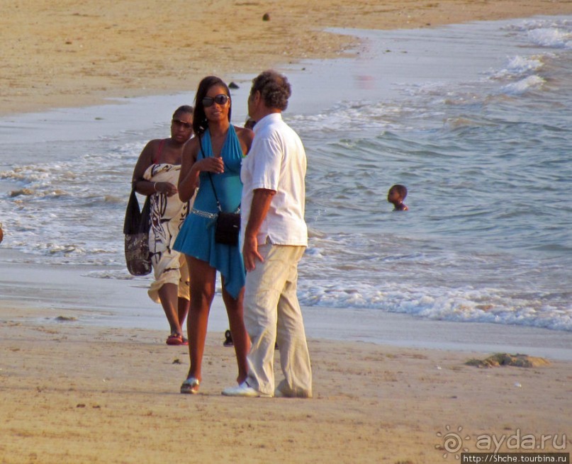 Воскресный променад на пляже острова Нуси Бе