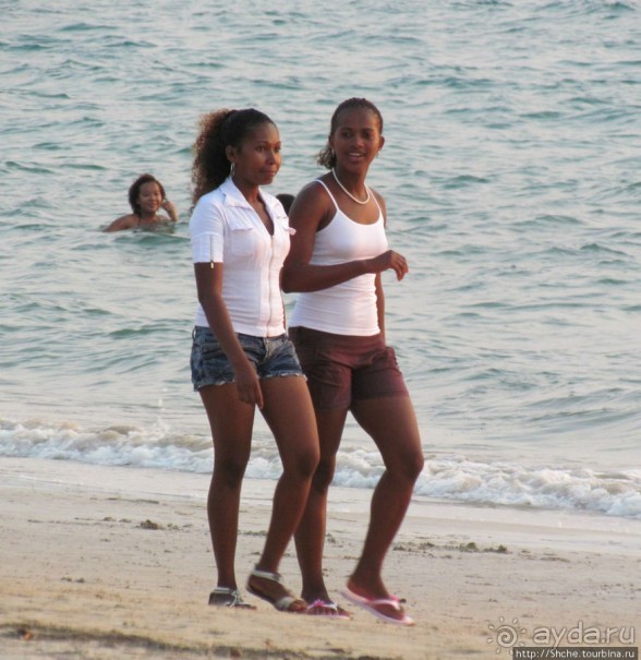 Воскресный променад на пляже острова Нуси Бе