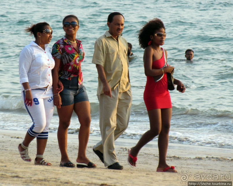 Воскресный променад на пляже острова Нуси Бе