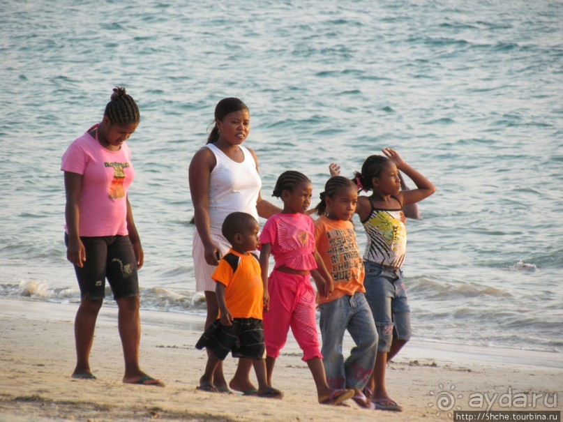 Воскресный променад на пляже острова Нуси Бе