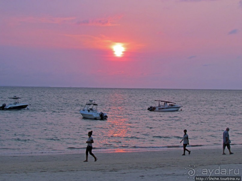 Воскресный променад на пляже острова Нуси Бе