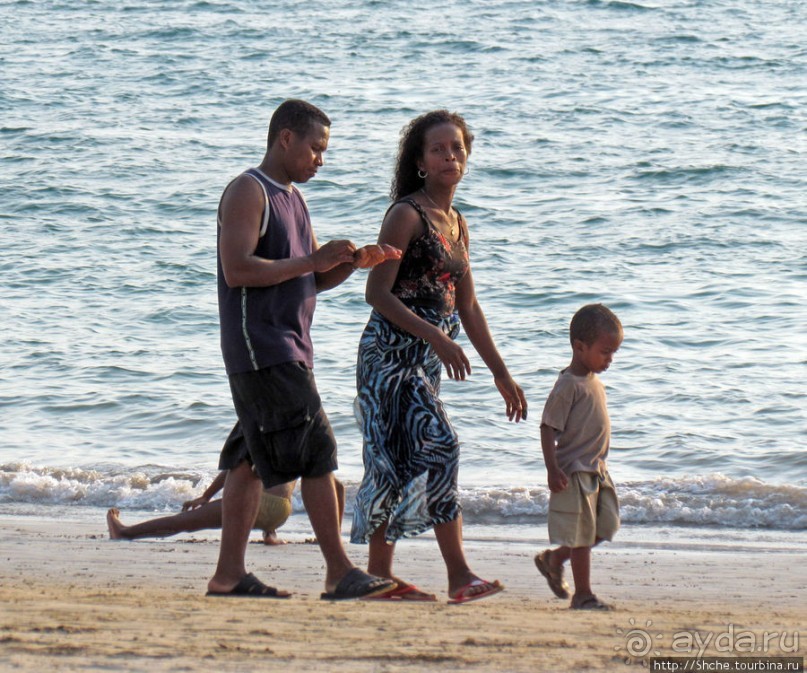 Воскресный променад на пляже острова Нуси Бе