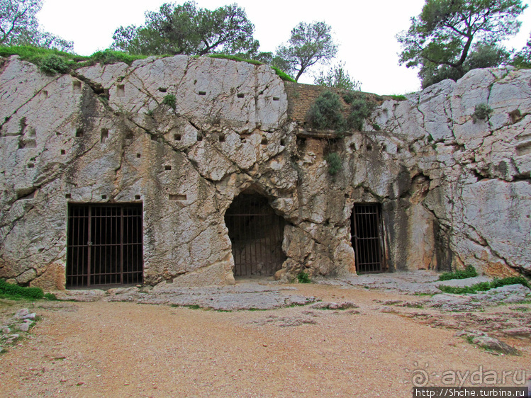 "Тюрьма Сократа" на холме Филопаппос