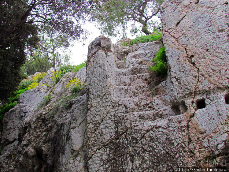 "Тюрьма Сократа" на холме Филопаппос