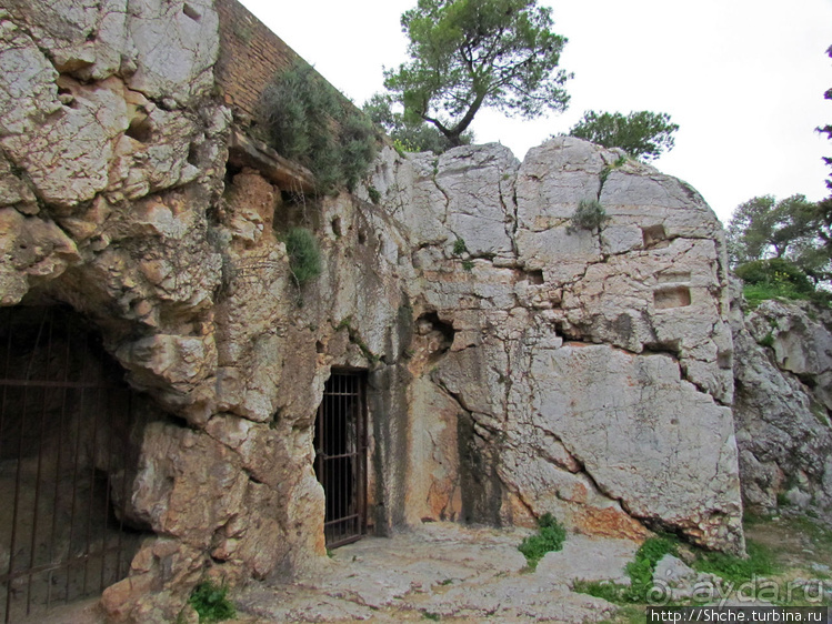 "Тюрьма Сократа" на холме Филопаппос