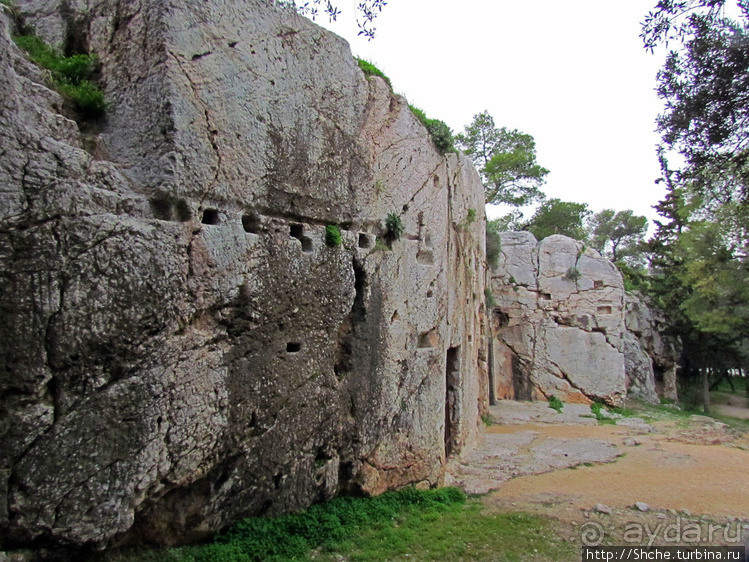"Тюрьма Сократа" на холме Филопаппос