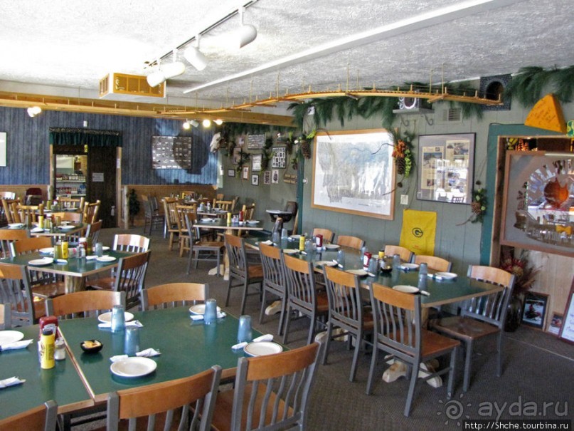 Настоящий салун в Уэст-Йеллоустоуне Настоящий салун в Уэст-Йеллоустоуне