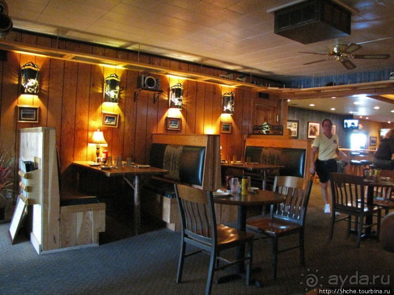 Настоящий салун в Уэст-Йеллоустоуне Настоящий салун в Уэст-Йеллоустоуне