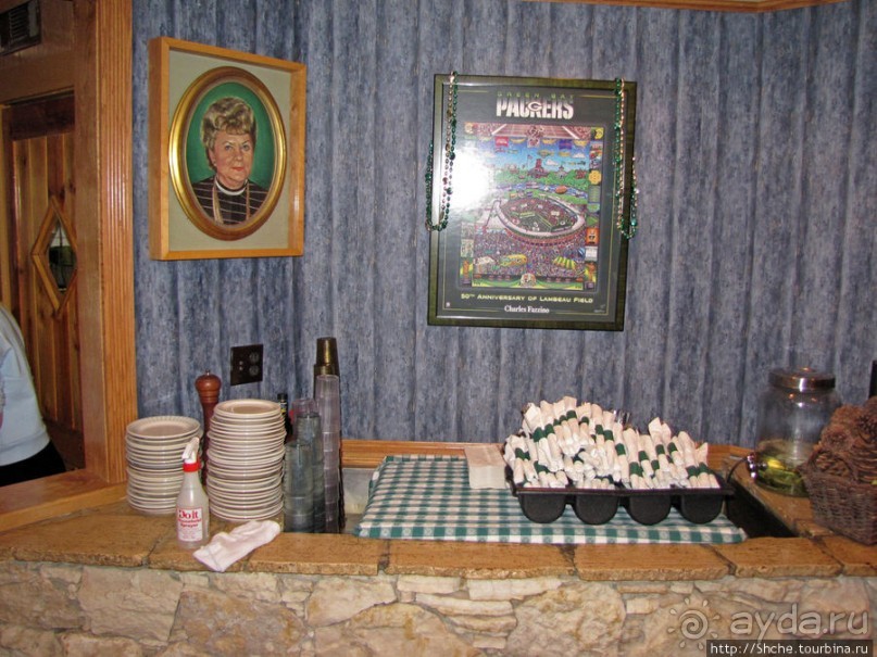 Настоящий салун в Уэст-Йеллоустоуне Настоящий салун в Уэст-Йеллоустоуне