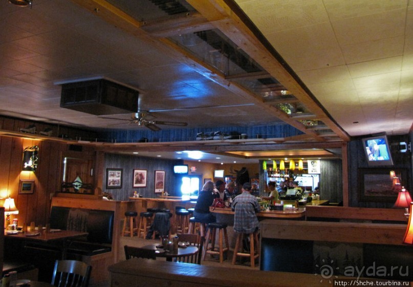 Настоящий салун в Уэст-Йеллоустоуне Настоящий салун в Уэст-Йеллоустоуне