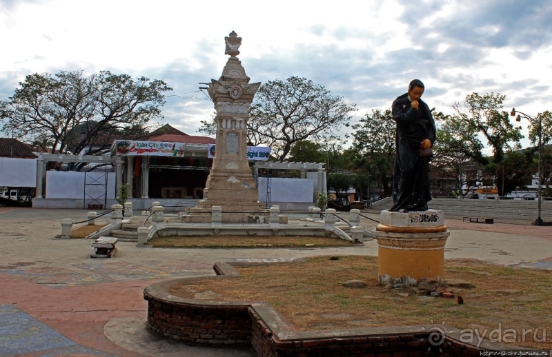 Площадь Бургос и ее "empanadahan" (фестиваль уличной еды)