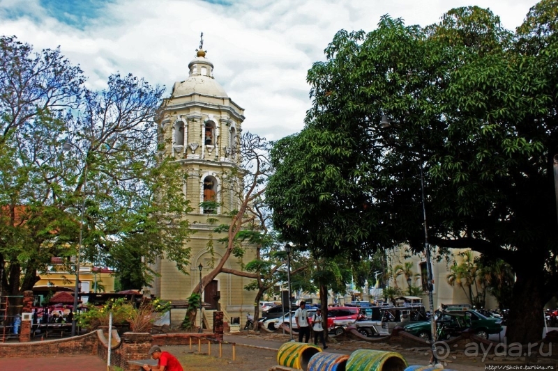 Площадь Бургос и ее "empanadahan" (фестиваль уличной еды)