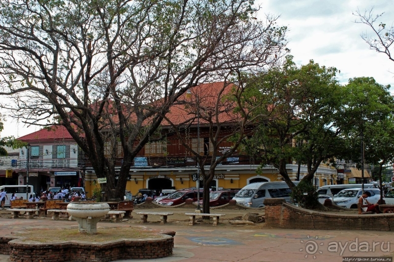 Площадь Бургос и ее "empanadahan" (фестиваль уличной еды)