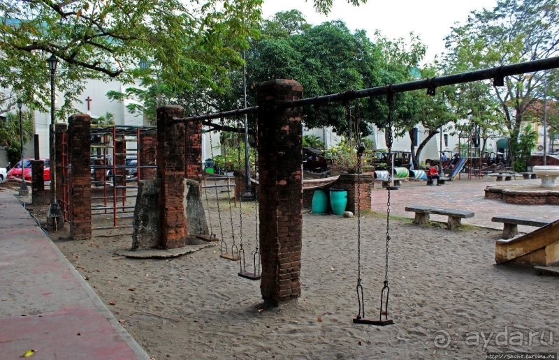 Площадь Бургос и ее "empanadahan" (фестиваль уличной еды)