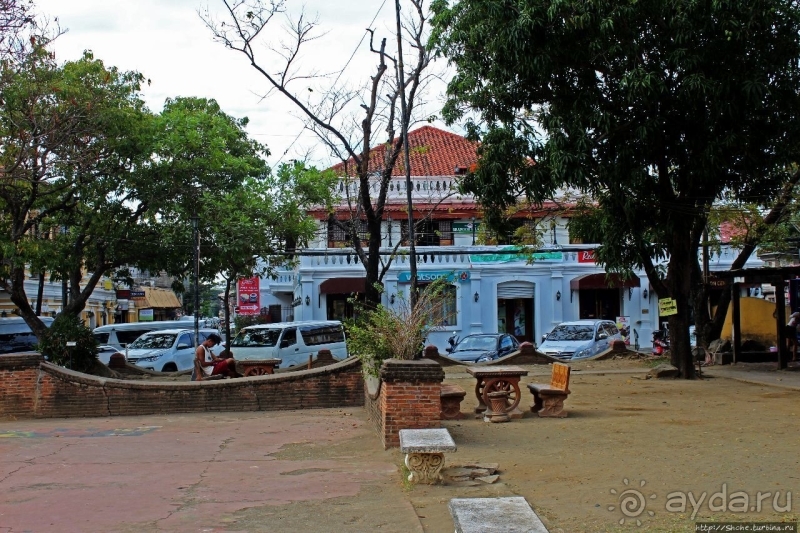 Площадь Бургос и ее "empanadahan" (фестиваль уличной еды)