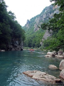 Грандиозный каньон реки Тара. Виды с воды