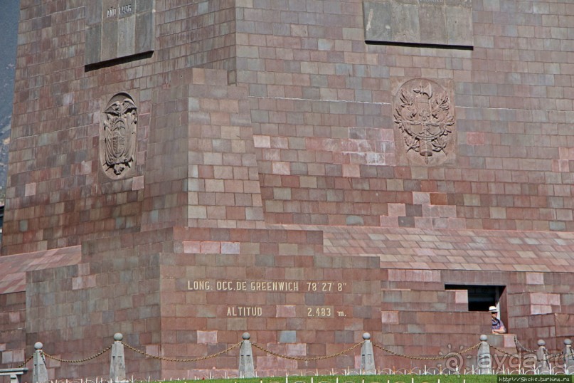 "Середина Мира", или памятник экватору