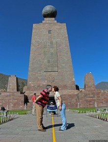 "Середина Мира", или памятник экватору