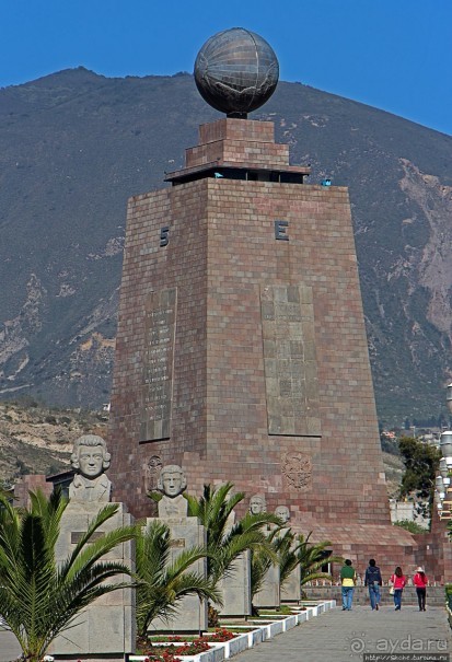 "Середина Мира", или памятник экватору