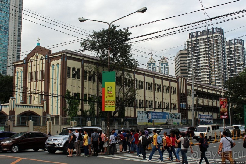 Скромная часовня среди суеты мегаполиса