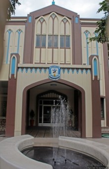 Скромная часовня среди суеты мегаполиса