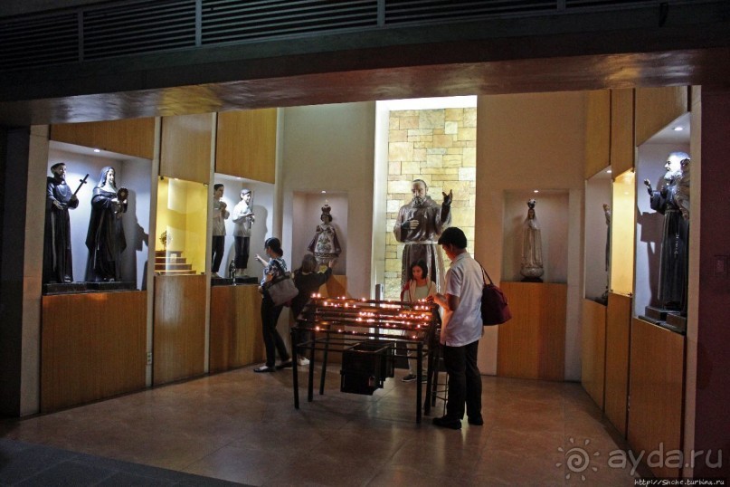 Скромная часовня среди суеты мегаполиса