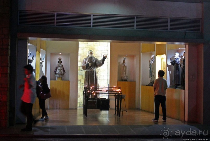 Скромная часовня среди суеты мегаполиса