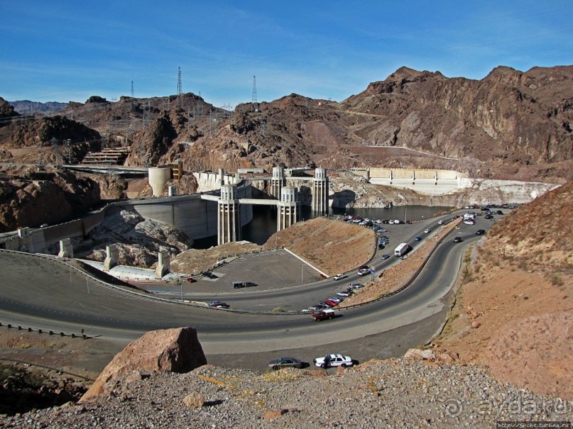 Плотина Гувера и искусственное озеро Мид