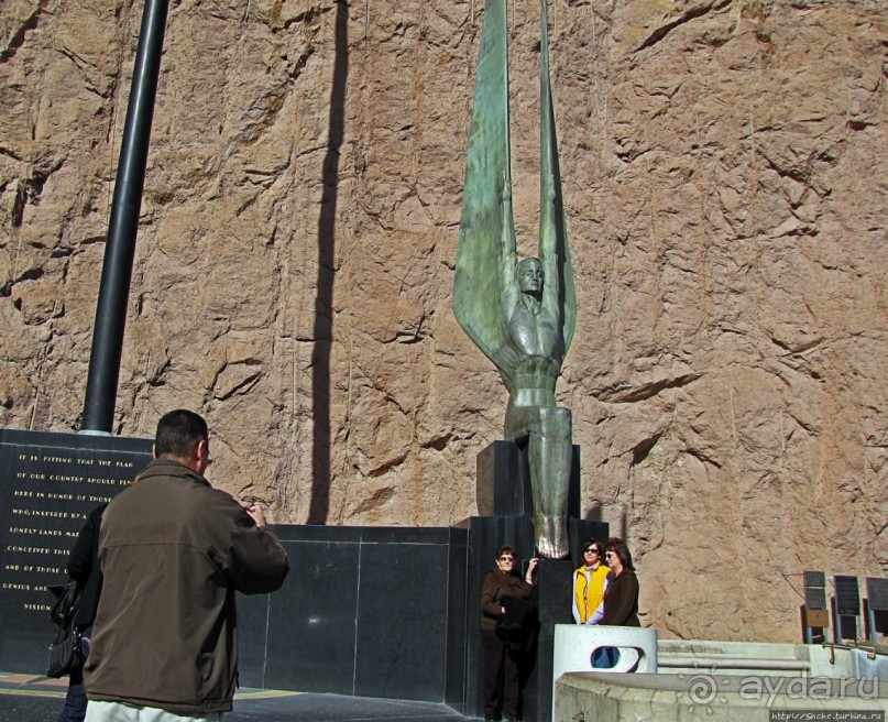 Плотина Гувера и искусственное озеро Мид