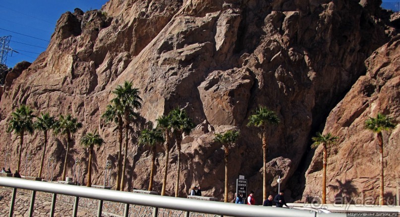 Плотина Гувера и искусственное озеро Мид