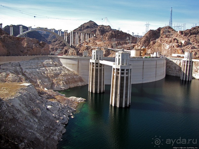 Плотина Гувера и искусственное озеро Мид