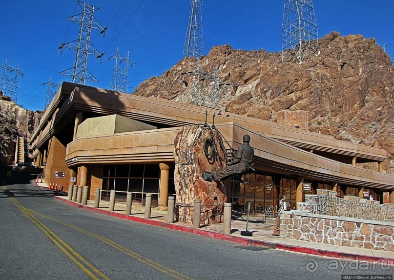 Плотина Гувера и искусственное озеро Мид