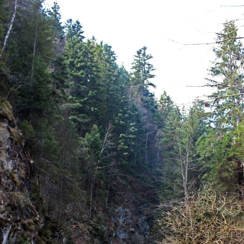 Каменка — семиметровый водопад на разломе горного хребта