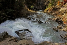Каменка — семиметровый водопад на разломе горного хребта