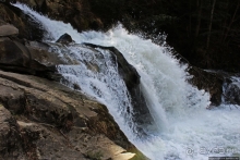 Каменка — семиметровый водопад на разломе горного хребта