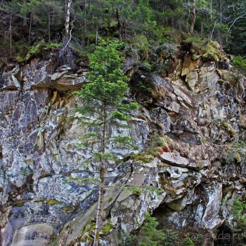 Каменка — семиметровый водопад на разломе горного хребта
