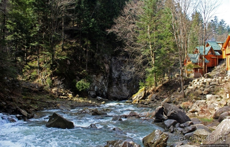 Каменка — семиметровый водопад на разломе горного хребта