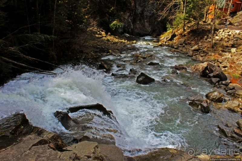 Каменка — семиметровый водопад на разломе горного хребта