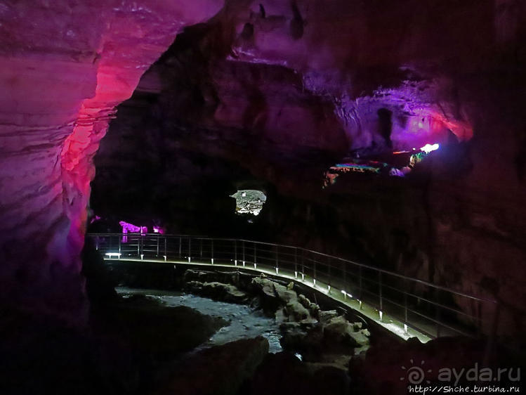 Пещера Сатаплия — цветовая вариативность и мини-водопад