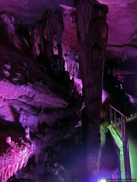 Пещера Сатаплия — цветовая вариативность и мини-водопад