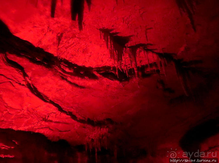 Пещера Сатаплия — цветовая вариативность и мини-водопад