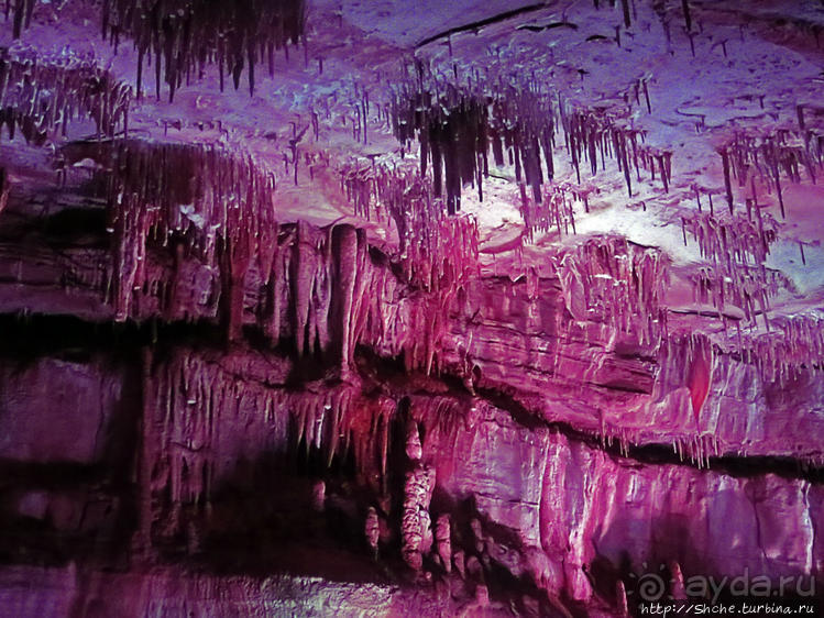 Пещера Сатаплия — цветовая вариативность и мини-водопад