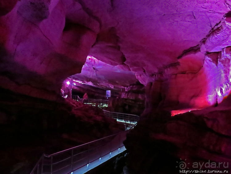 Пещера Сатаплия — цветовая вариативность и мини-водопад