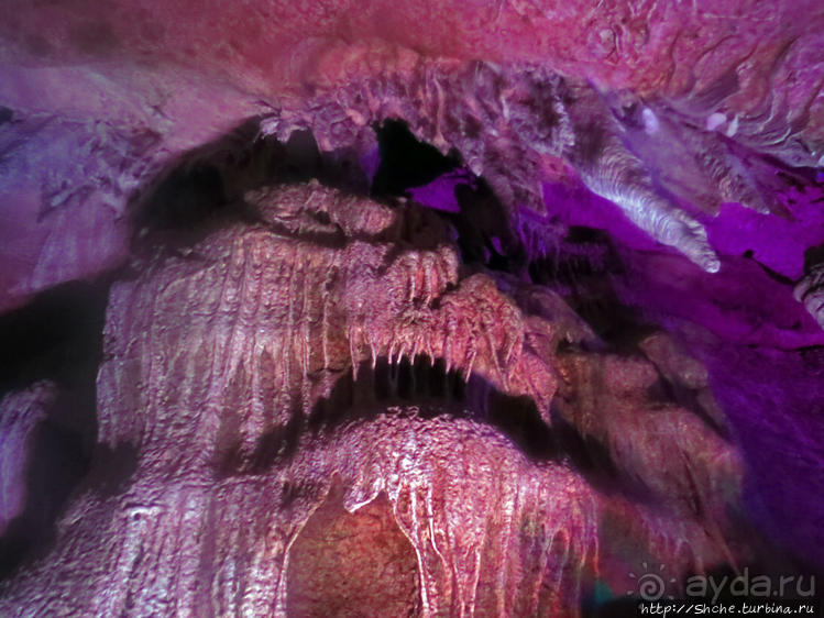 Пещера Сатаплия — цветовая вариативность и мини-водопад