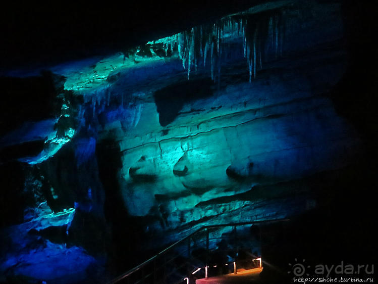 Пещера Сатаплия — цветовая вариативность и мини-водопад