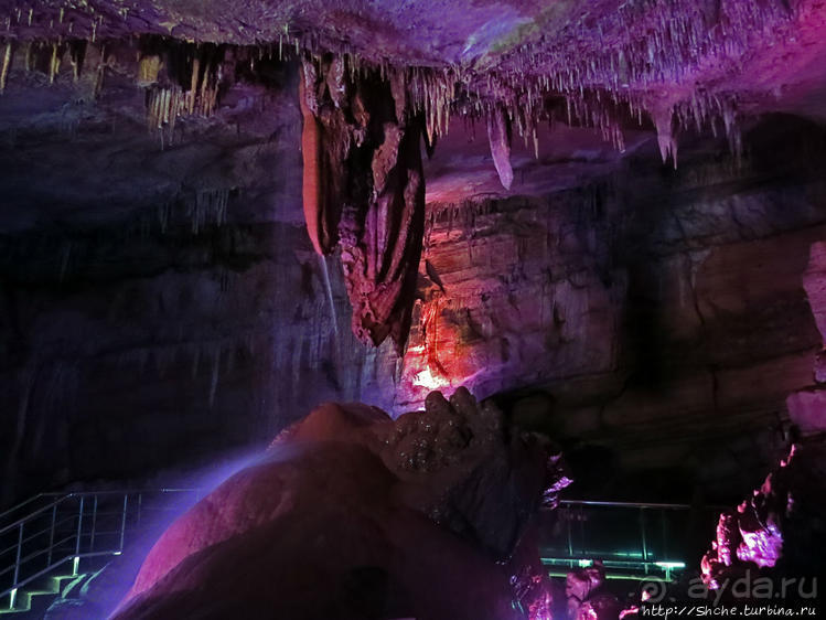 Пещера Сатаплия — цветовая вариативность и мини-водопад