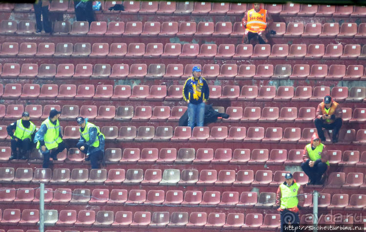 И один на трибуне воин