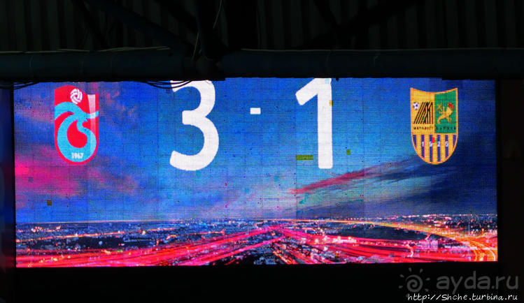 И один на трибуне воин