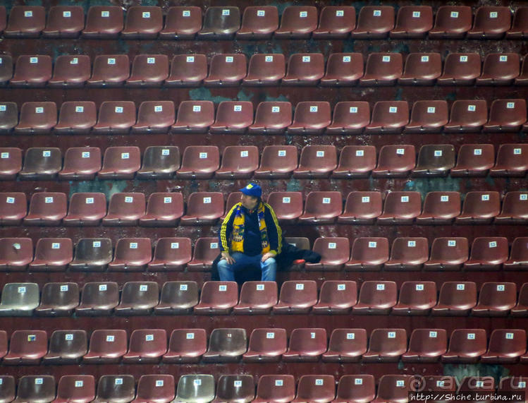 И один на трибуне воин