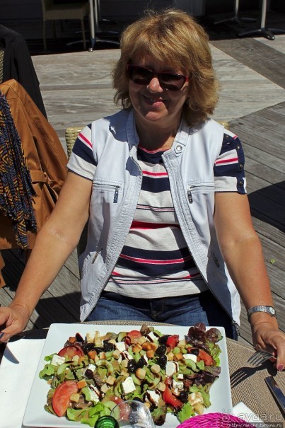 Приятный ресторан на берегу озера Бурже